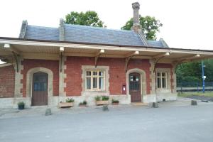 Grade II* Listed Waiting Room and Ticket office, used by film companies for its historical interest.